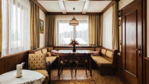 Read more about the article How to Upcycle Décor Items With Character for Unique Home Styling